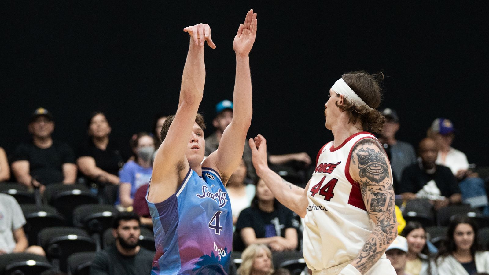 South Bay Lakers guard forward Dalton Knecht (4) catches and shoots