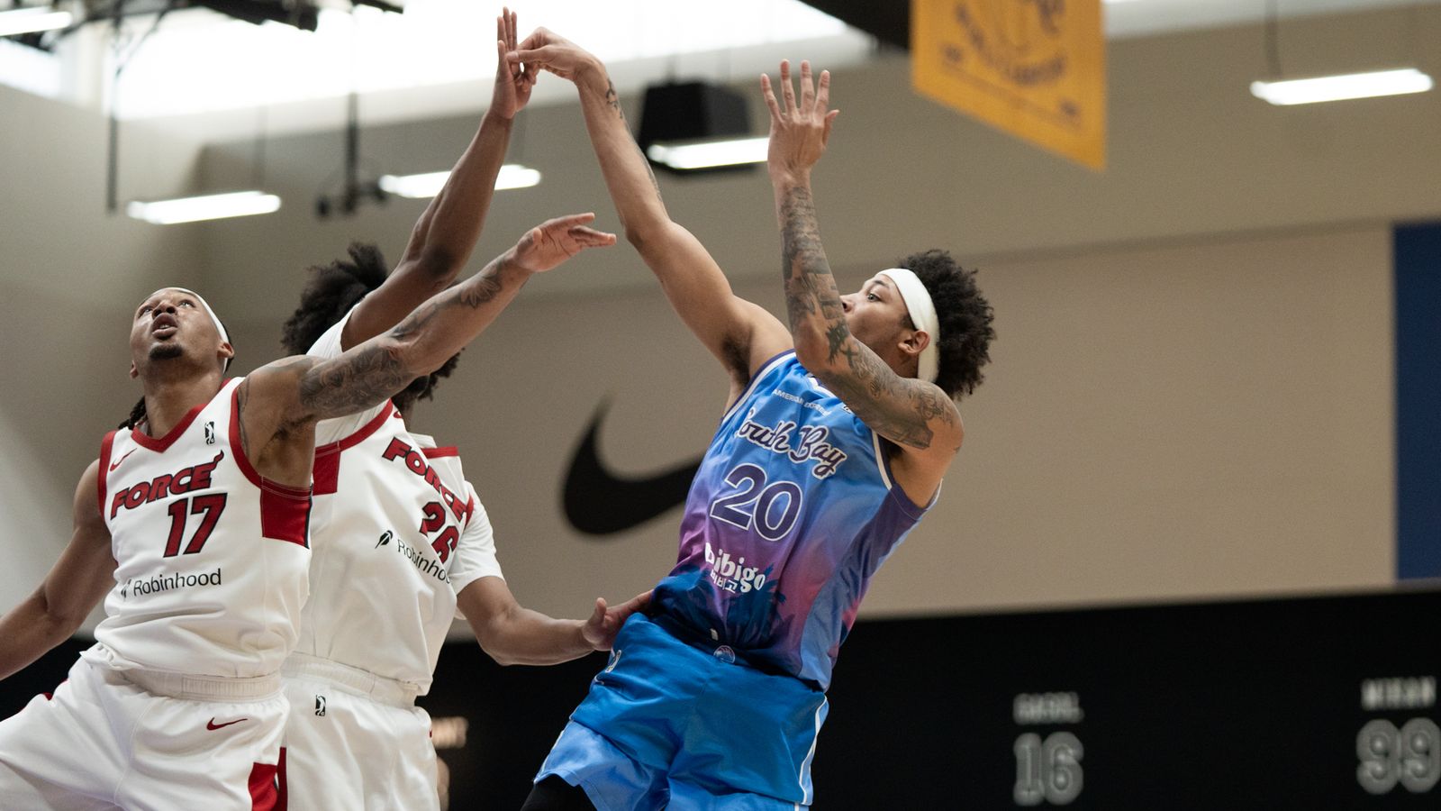 South Bay Lakers guard Nick Smith Jr. (20) shoots over two defenders