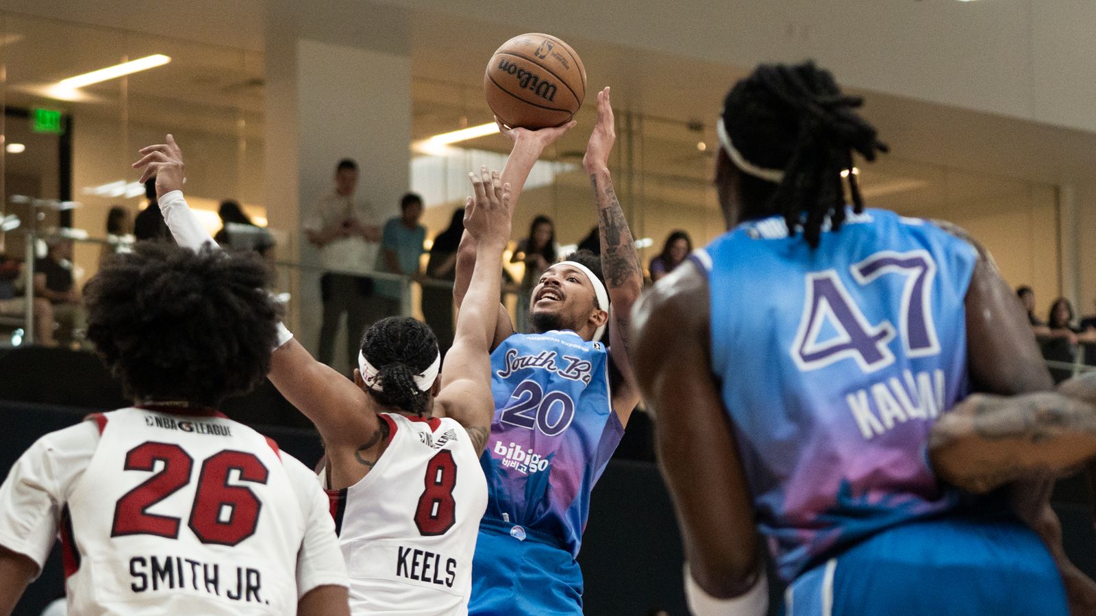 South Bay Lakers guard Nick Smith Jr. (20) shoots a fade away