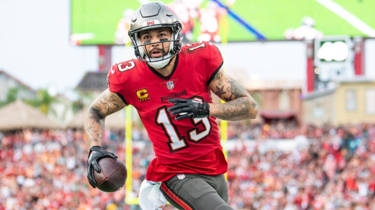 1) Mike Evans Remains in Tampa Bay