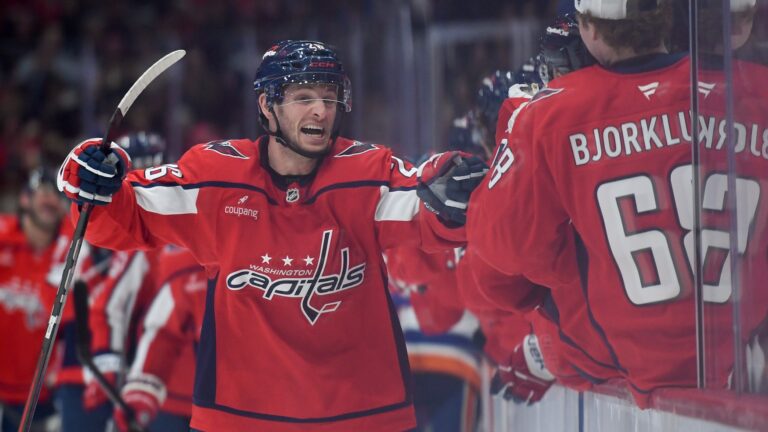 Golden Knights secure Nic Dowd from Capitals