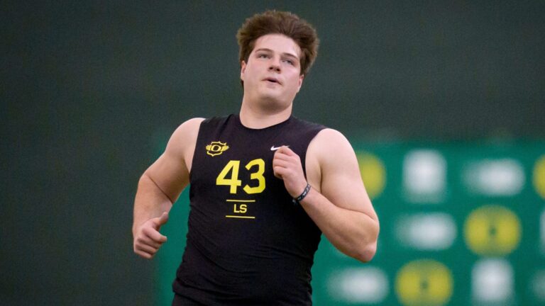 Long Snapper: Luke Basso, Oregon