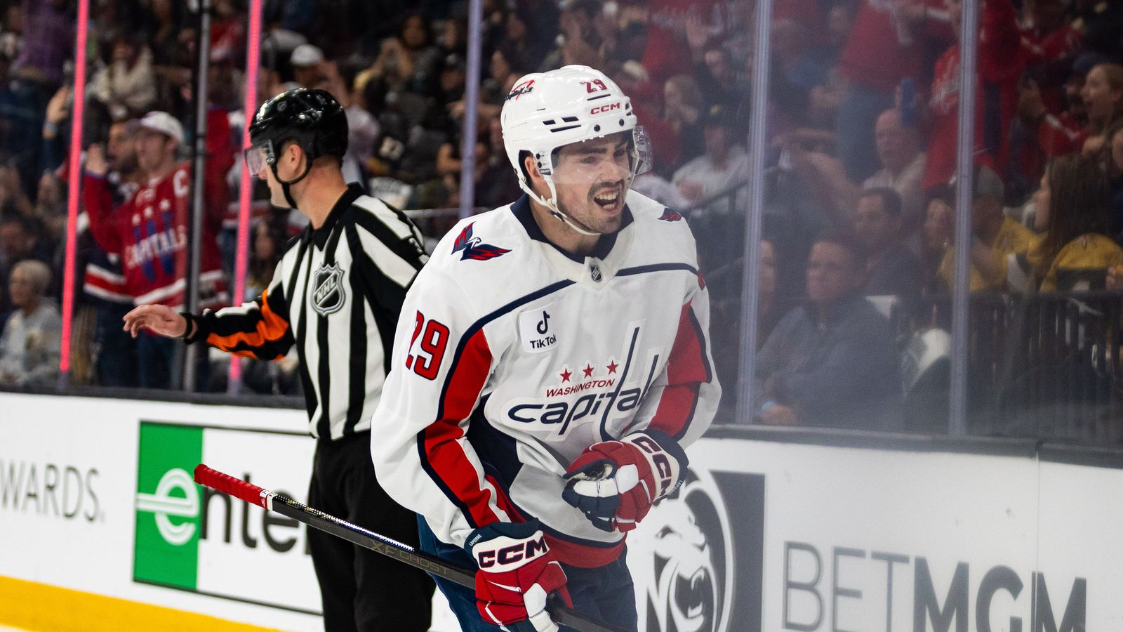 Washington Capitals Hendrix Lapierre (29) celebrates