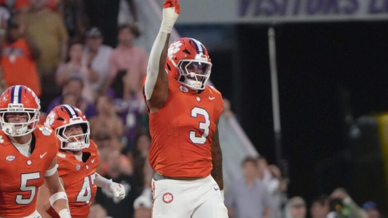 25) Chicago Bears: EDGE T.J. Parker, Clemson