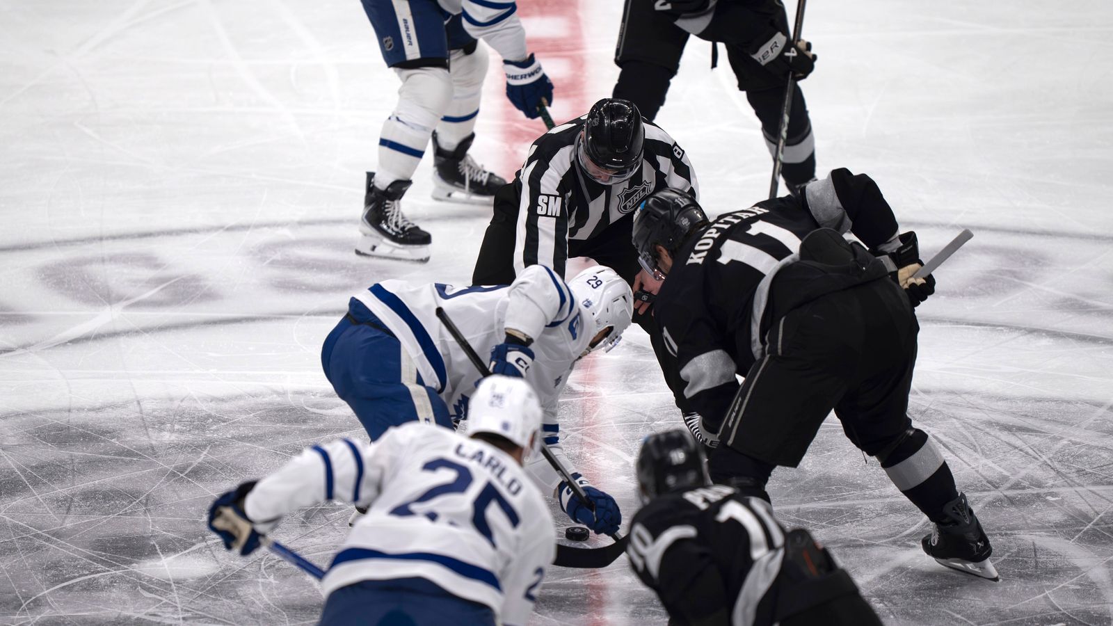Kings Anze Kopitar (11) faces off