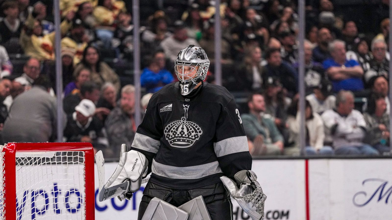 Kings Darcy Kuemper (35) taking a breather