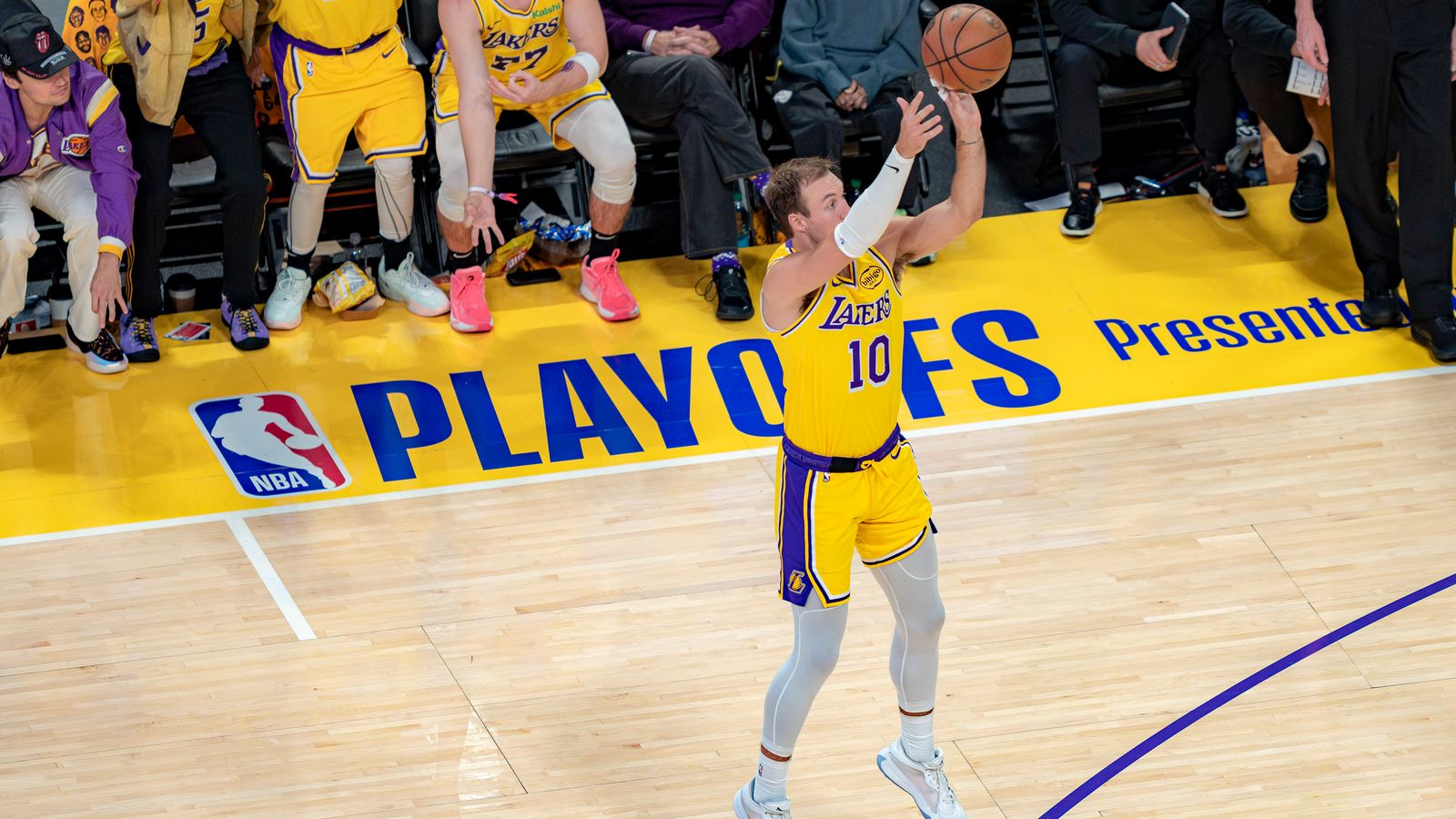 Lakers guard Luke Kennard (10) shoots a three pointer