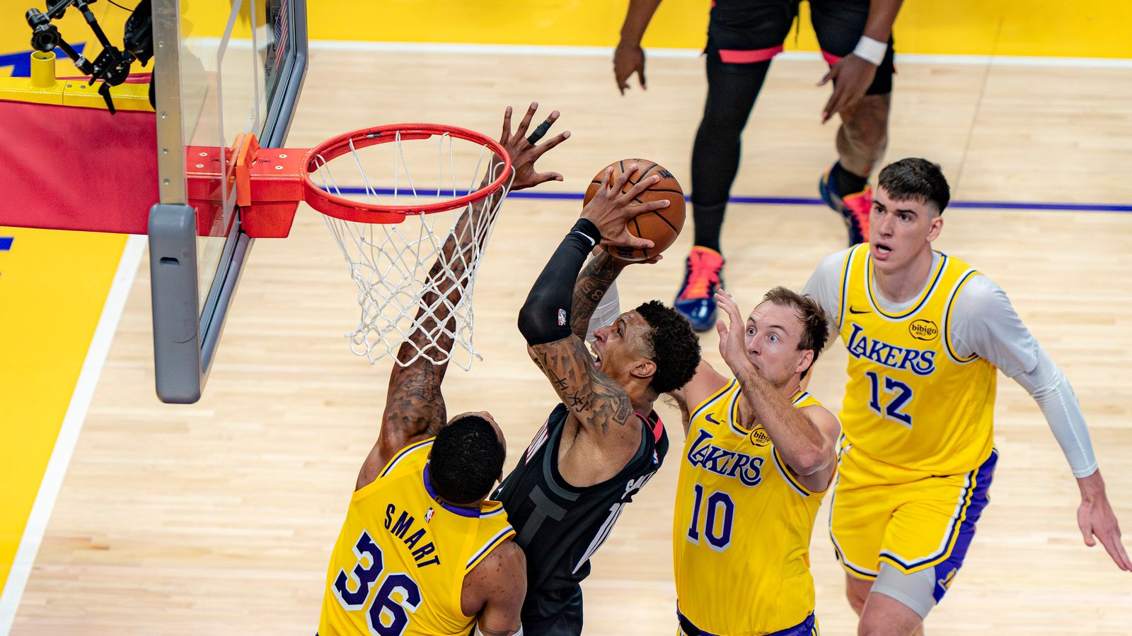 Rockets forward Jabari Smith Jr. (10) leaps for a dunk