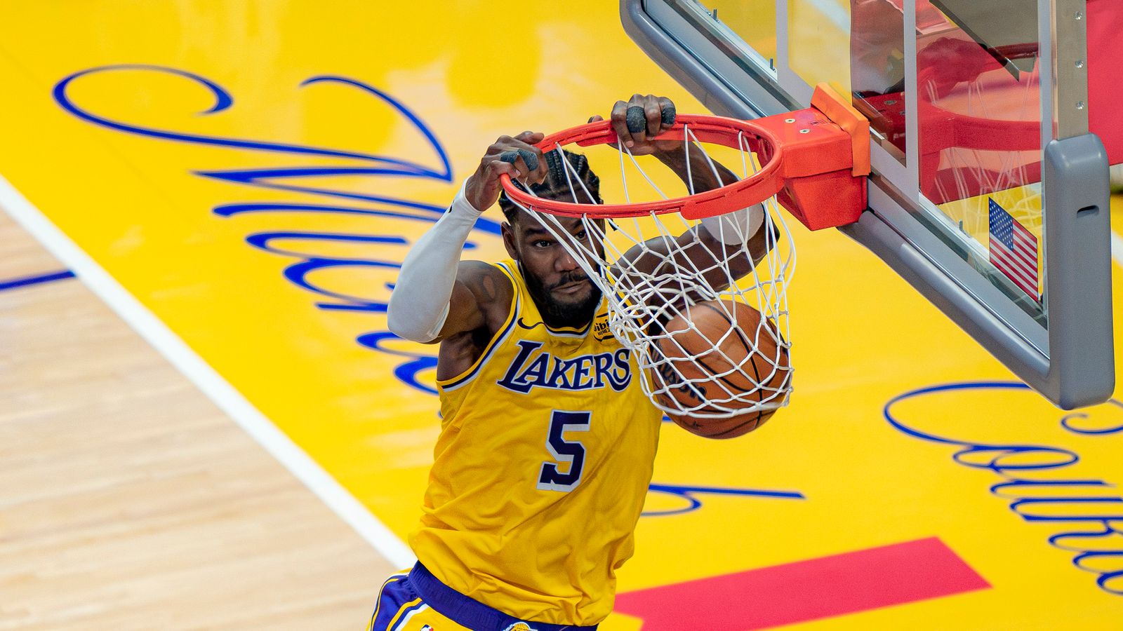 Lakers center Deandre Ayton (5) dunking