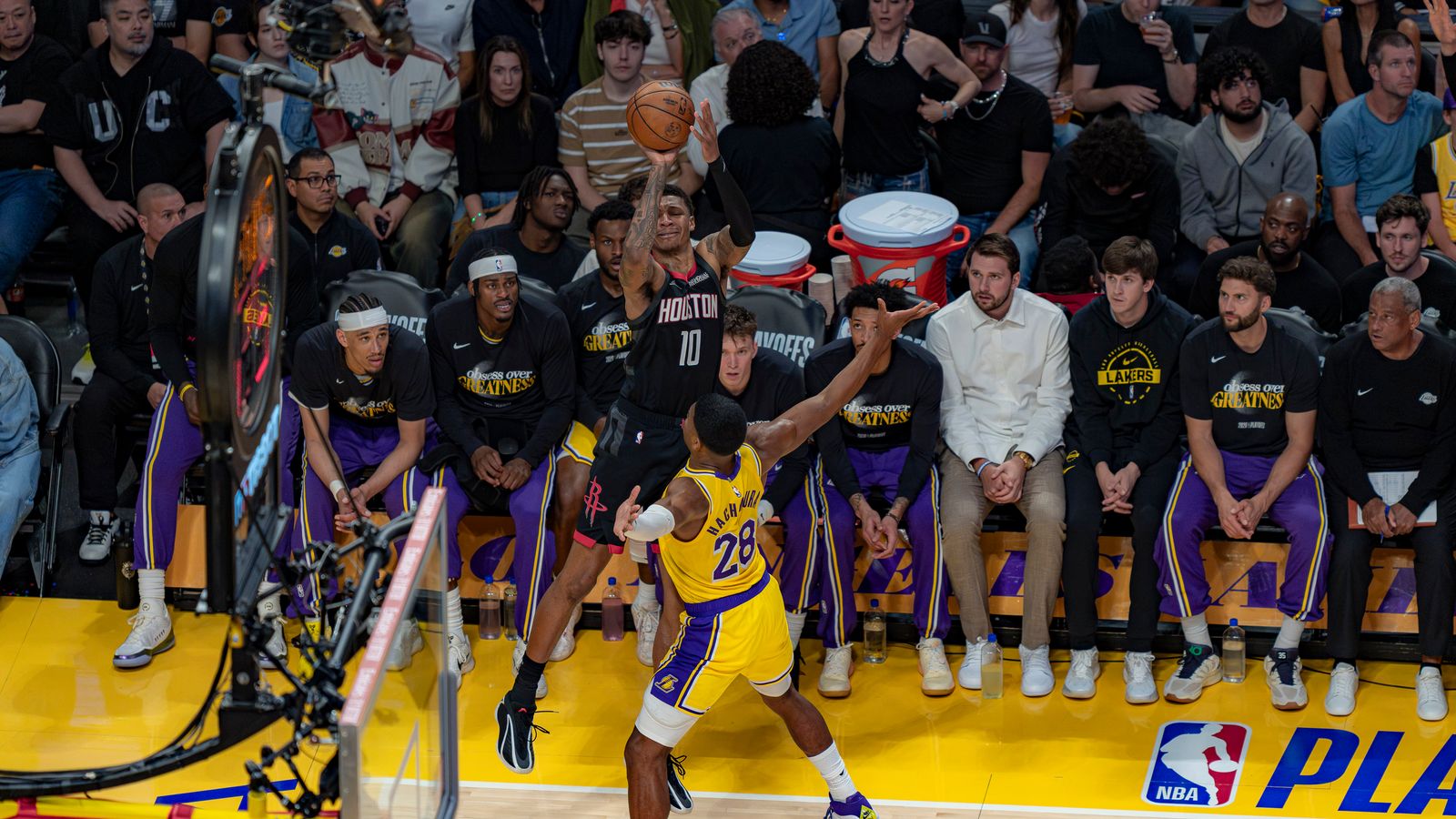 Rockets forward Jabari Smith Jr. (10) shooting for three