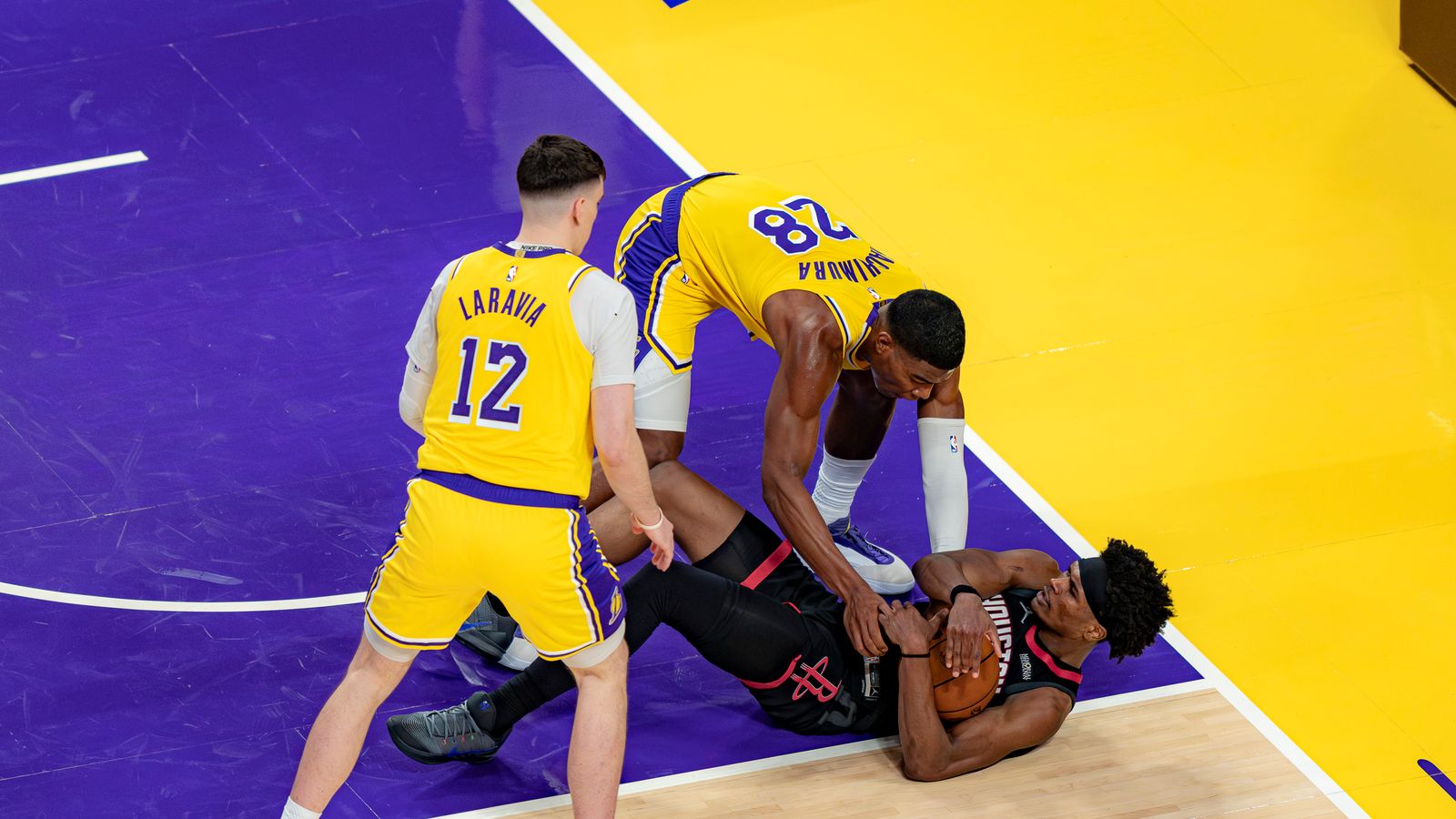 Lakers forward Rui Hachimura (28) trying to recover the ball