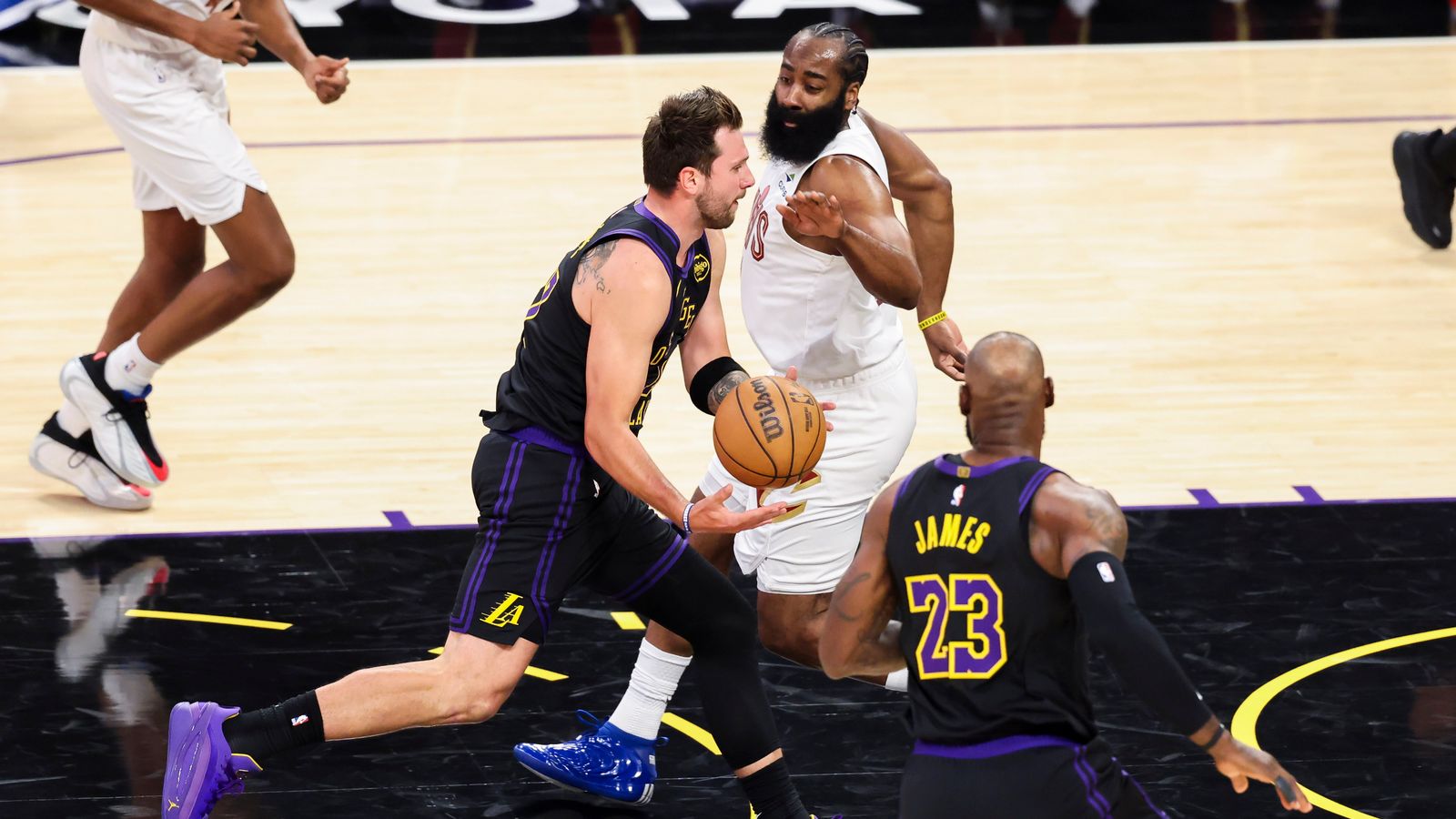 Dynamic Duo: Dončić finds LeBron with a flashy no-look dish
