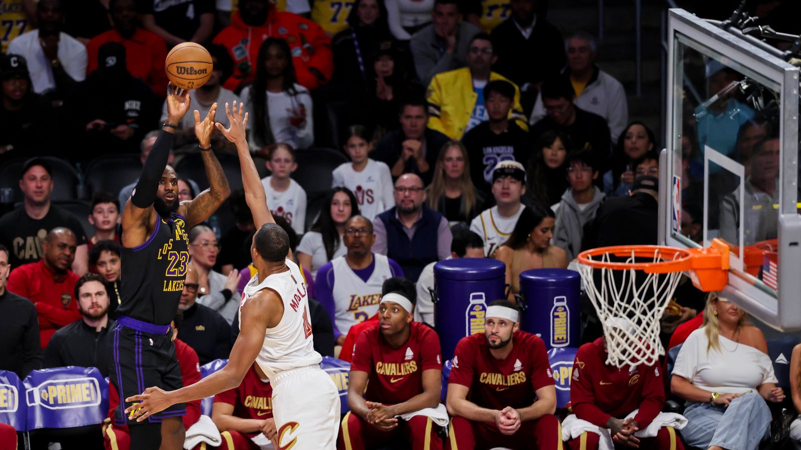 Vintage Bron: LeBron James fades away over Evan Mobley
