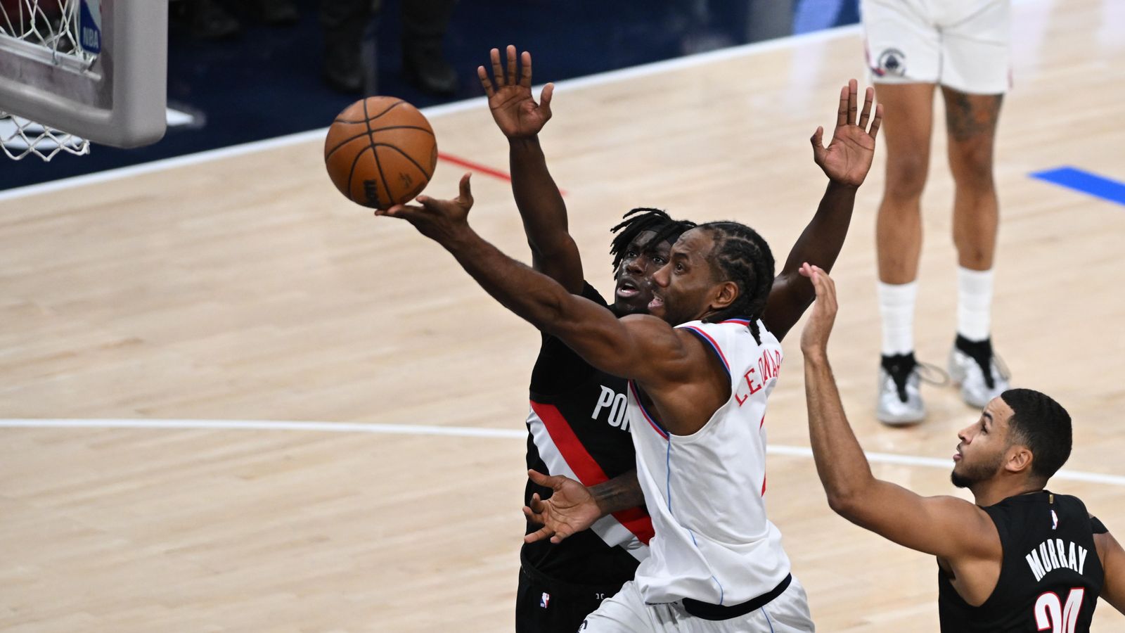 The Klaw: Kawhi Leonard navigates traffic to finish at the basket
