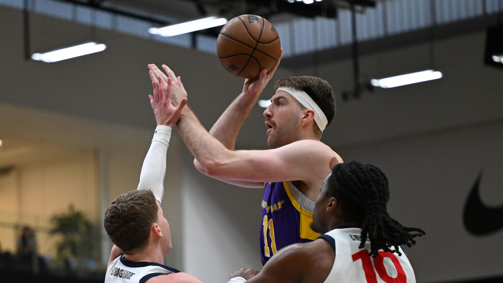 Float Game: Drew Timme displays his signature touch in the paint