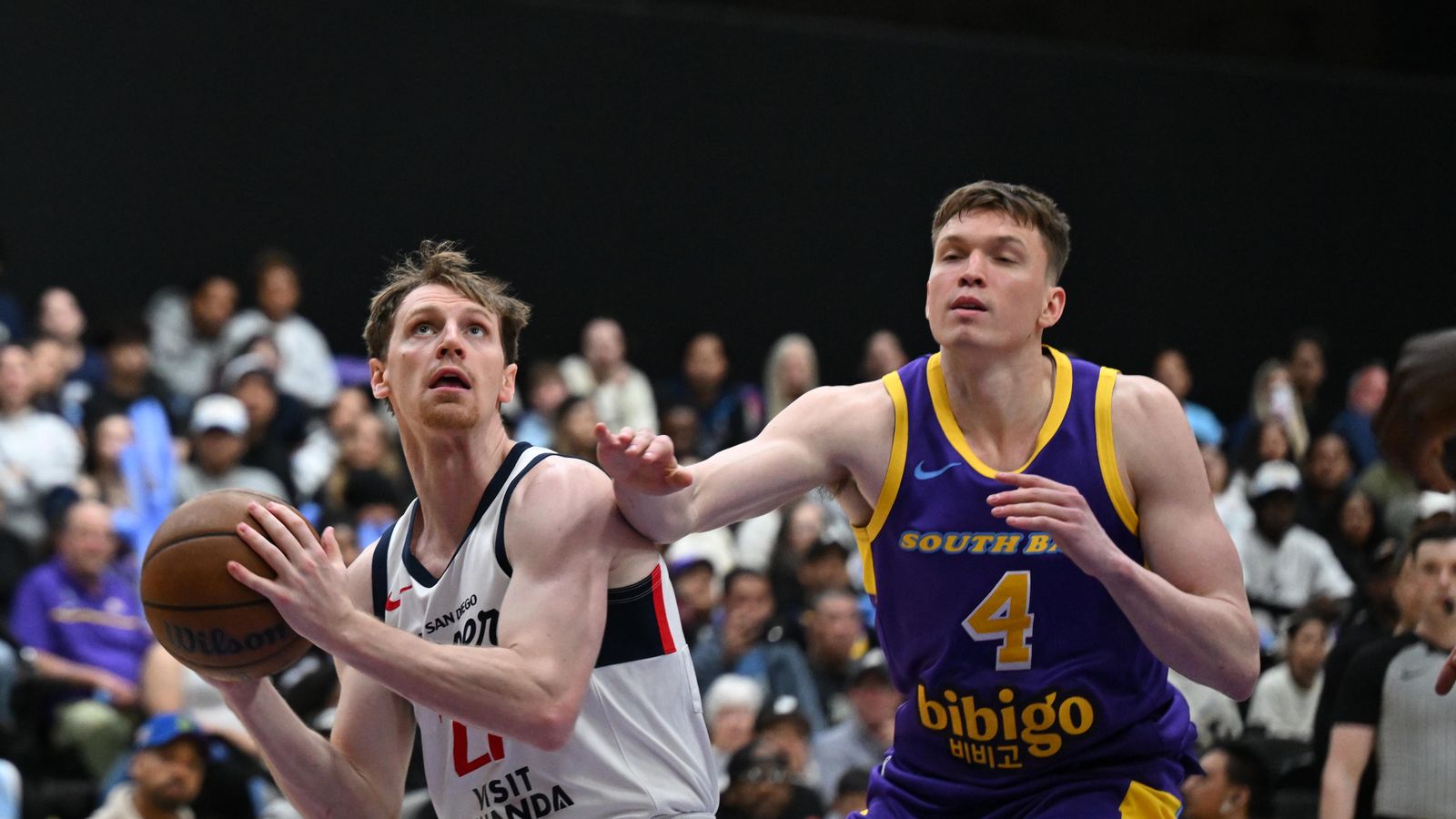 Creative Finish: Matt Allocco finds a seam under the basket