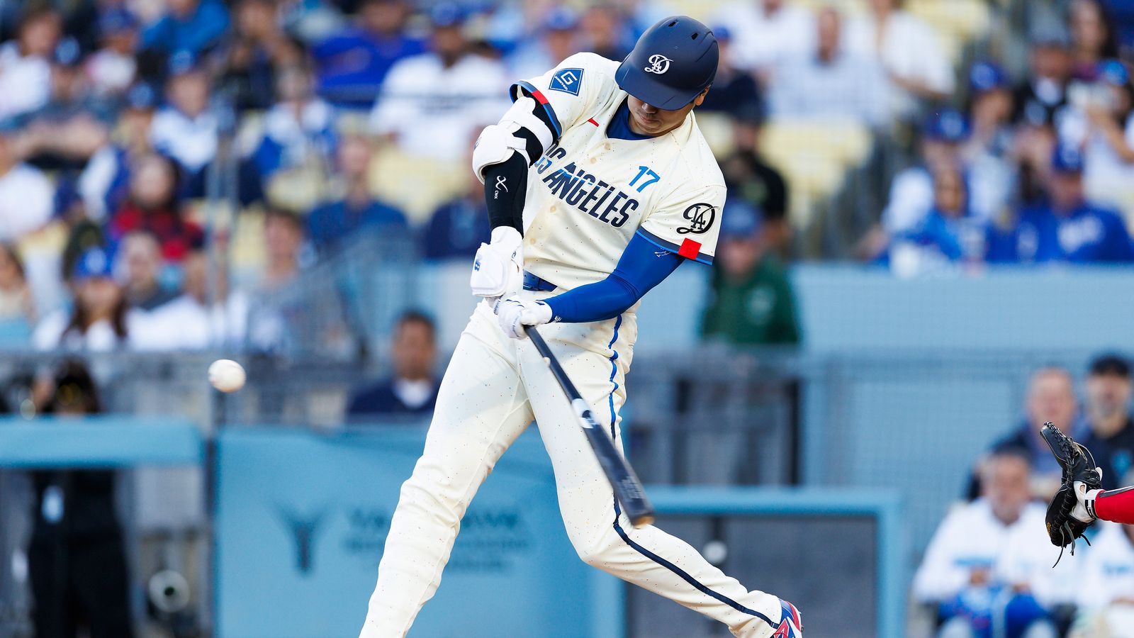 Dodgers Shohei Ohtani #17 hits a home run