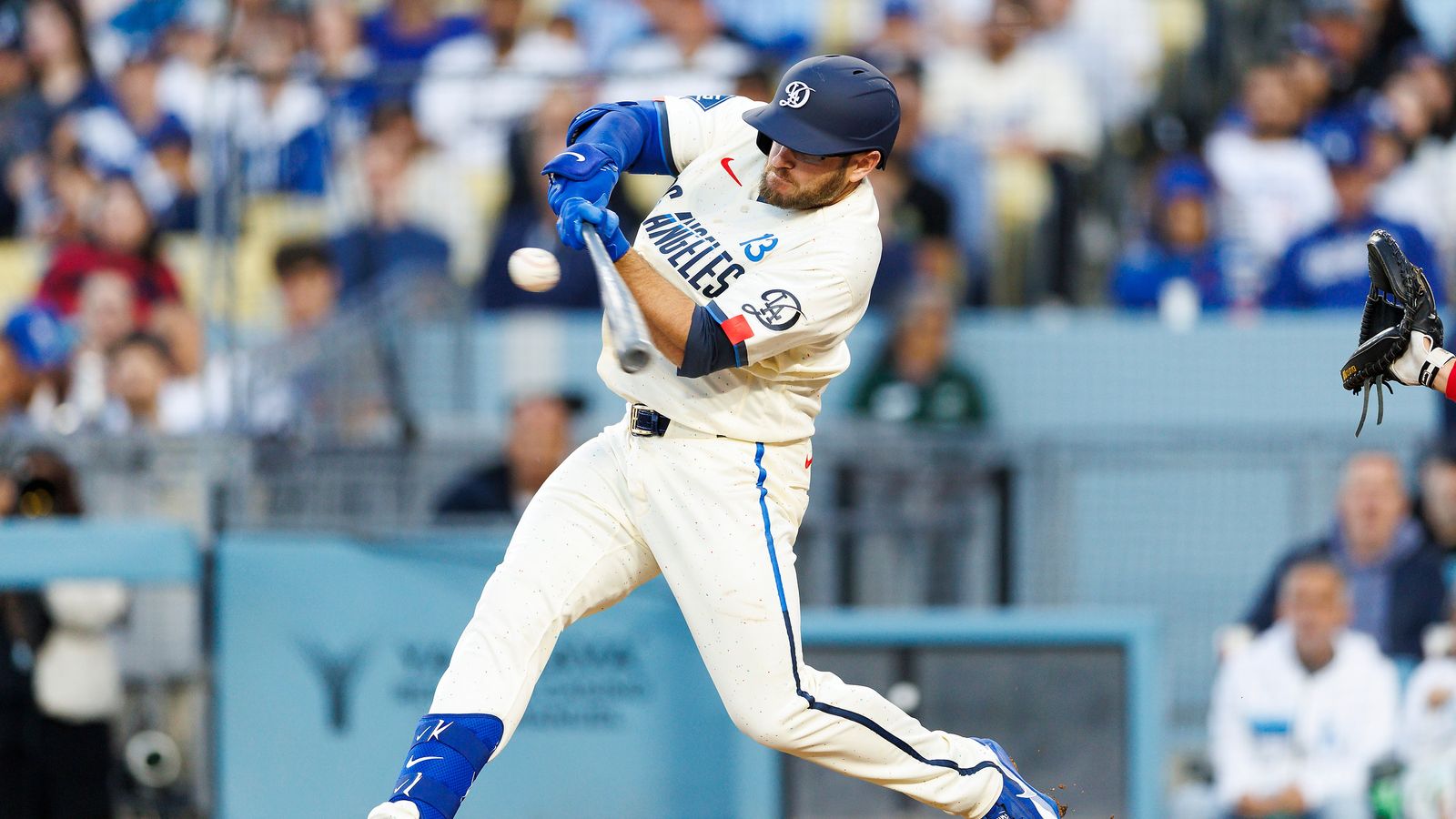 Dodgers Max Muncy #13 records a base hit