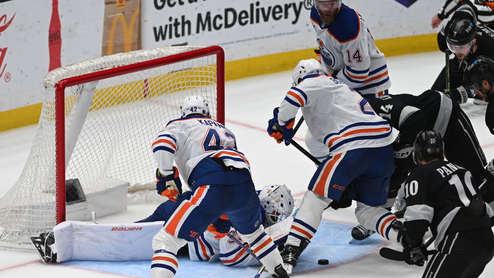 Oilers Connor Ingram (39) dives for a save