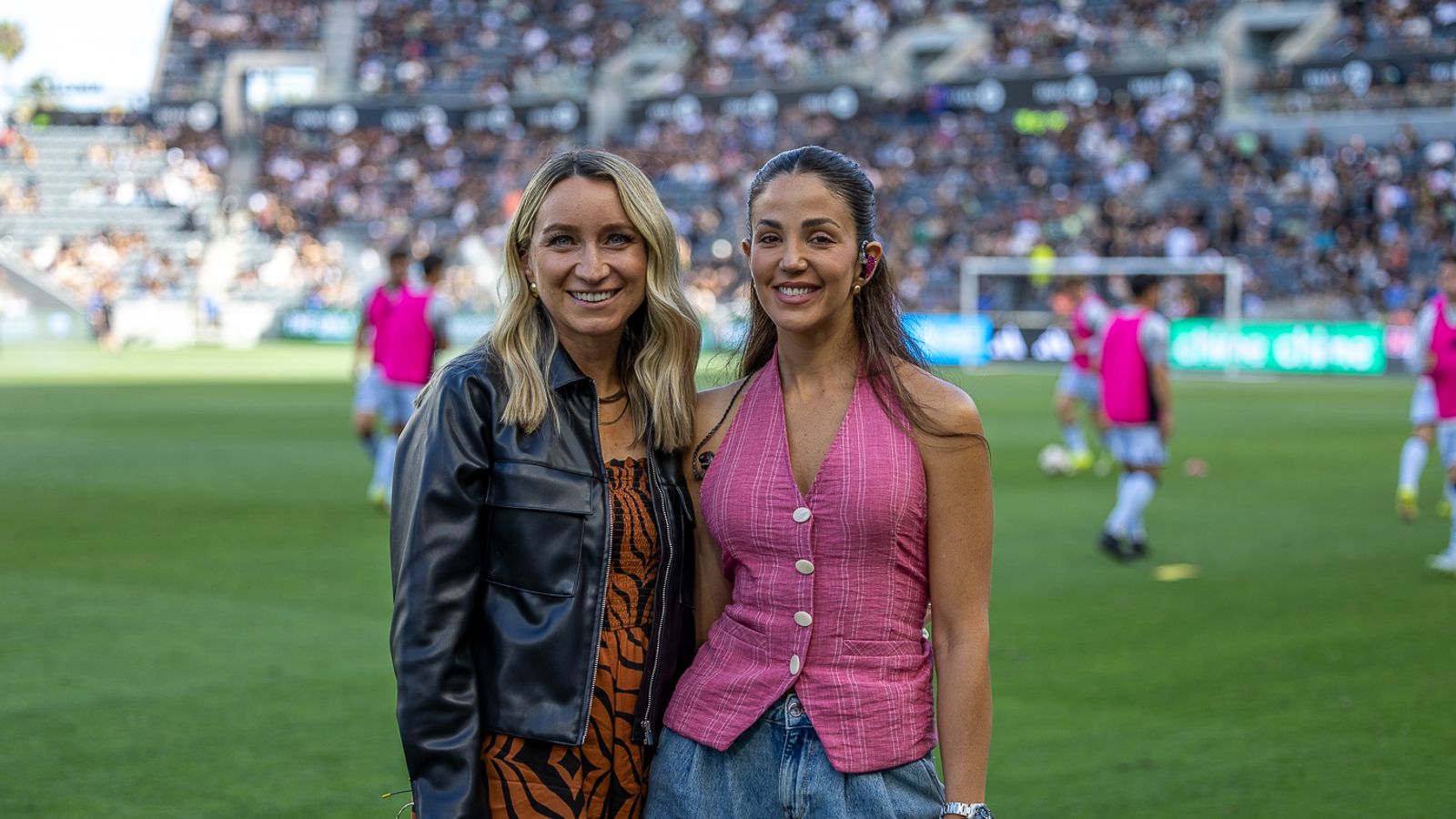 Jillian Sakovits (left) and Antonella González (right), hosts and sideline reporters