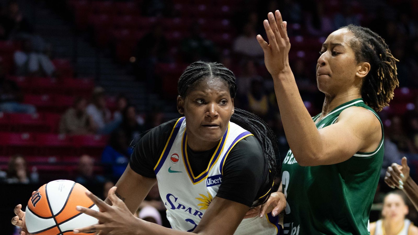 Sparks Sania Feagin (1) backs down her opponent