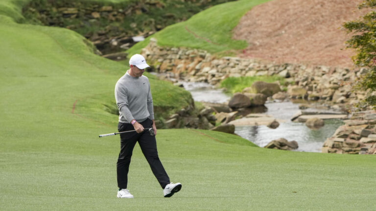 4. Hole 12: Golden Bell (Par 3)
