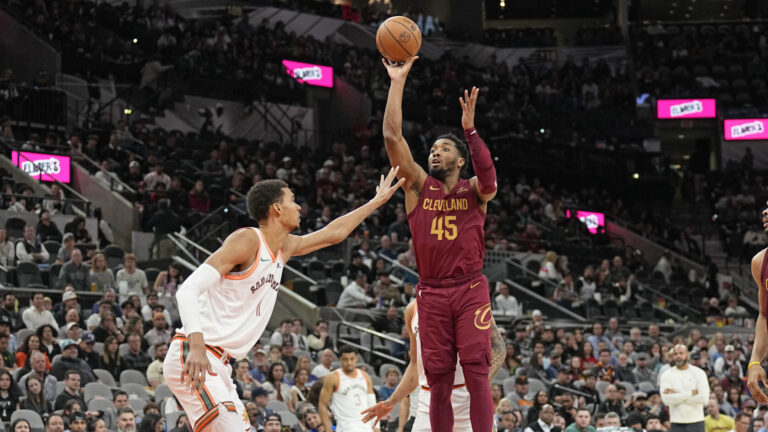 10) Cleveland Cavaliers to Beat San Antonio Spurs +6500