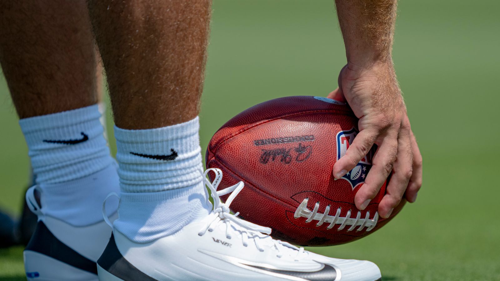 Lane Hansen Grabs Football at Chargers Minicamp, May 8, 2026