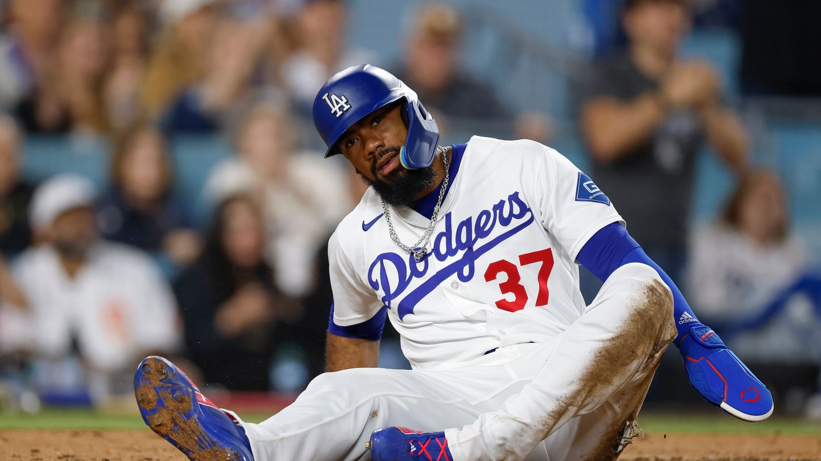 Teoscar Hernandez scores for the Dodgers against the Giants.