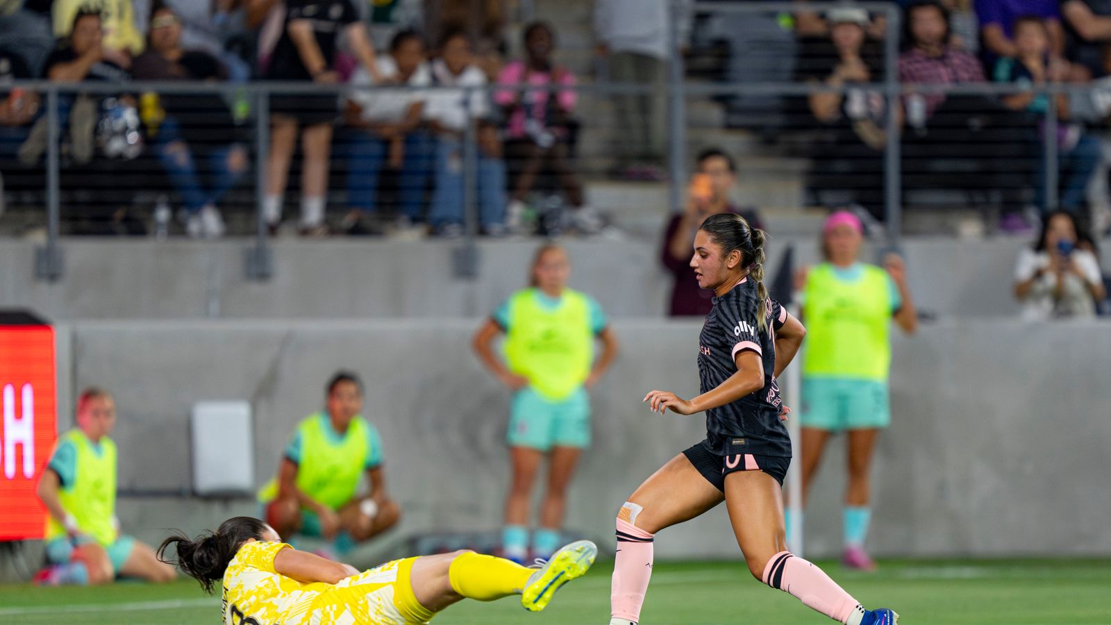 Marisa Jordan makes a sliding catch against Angel City FC