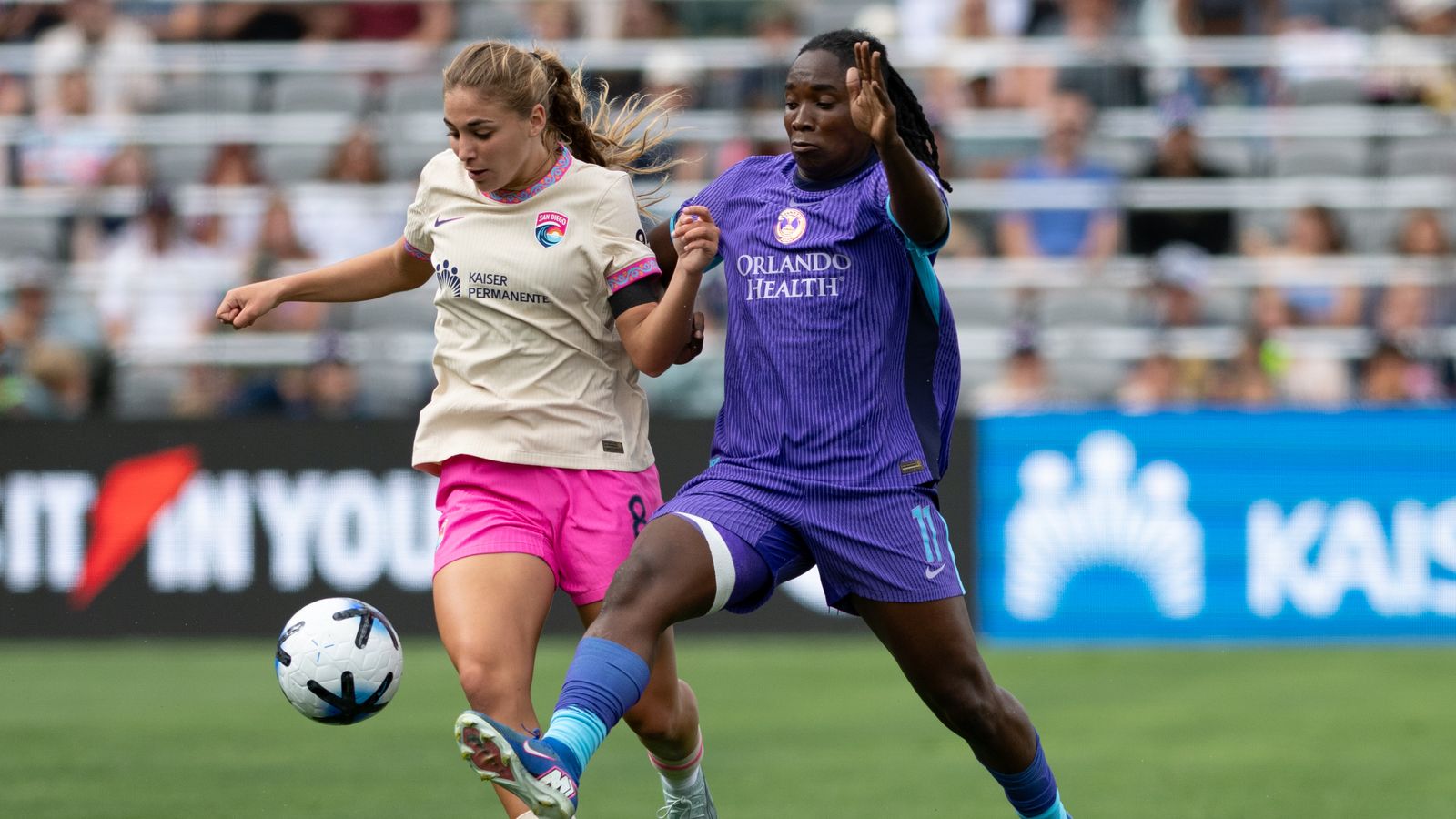Kimmi Ascanio fights for the ball in NWSL match at Snapdragon Stadium