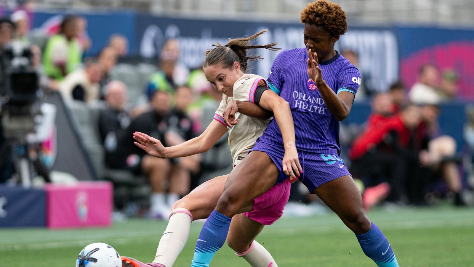 Simone Jackson hustles for the ball in NWSL action