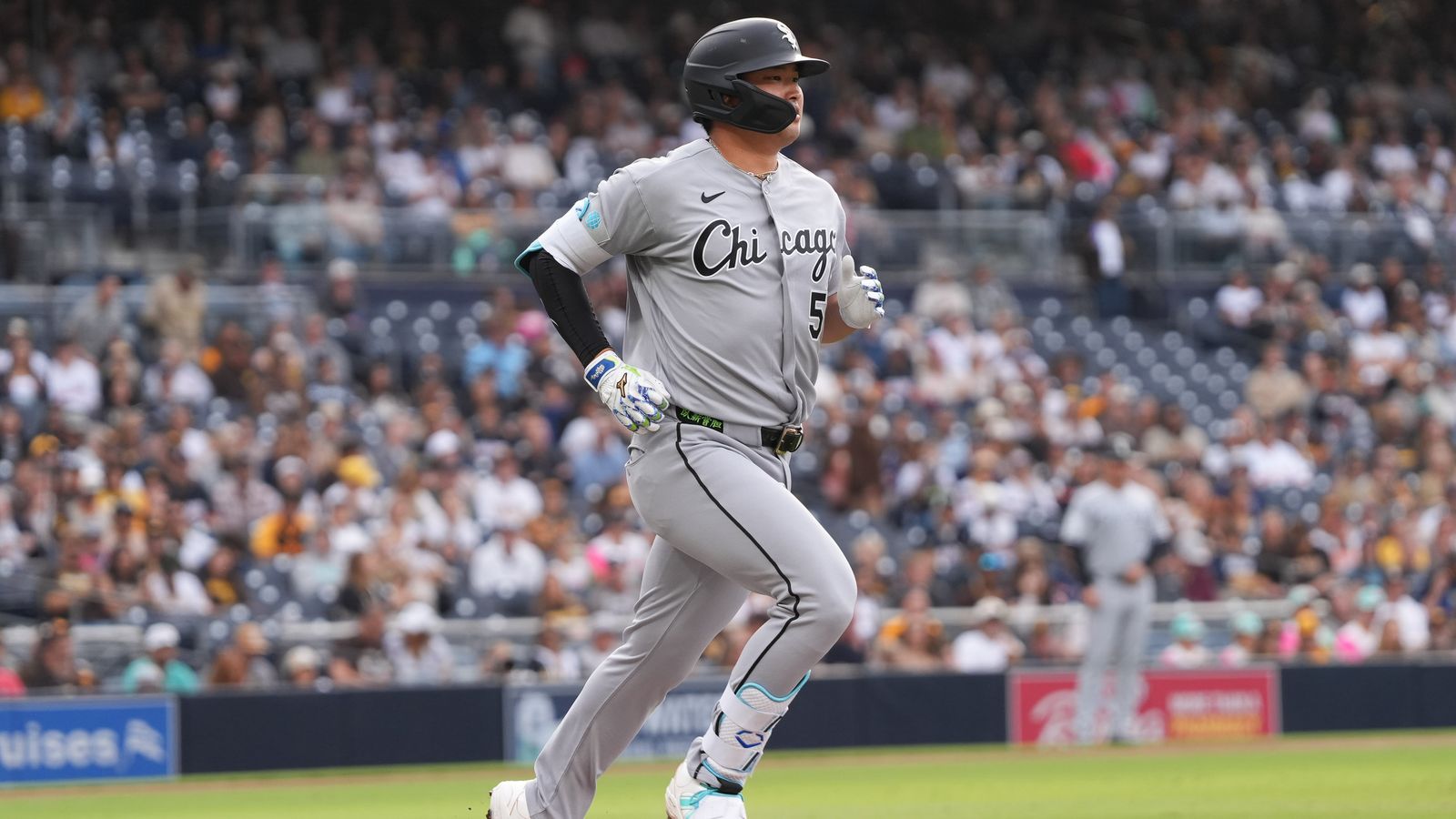 White Sox first baseman Munetaka Murakami (5) runs to first base