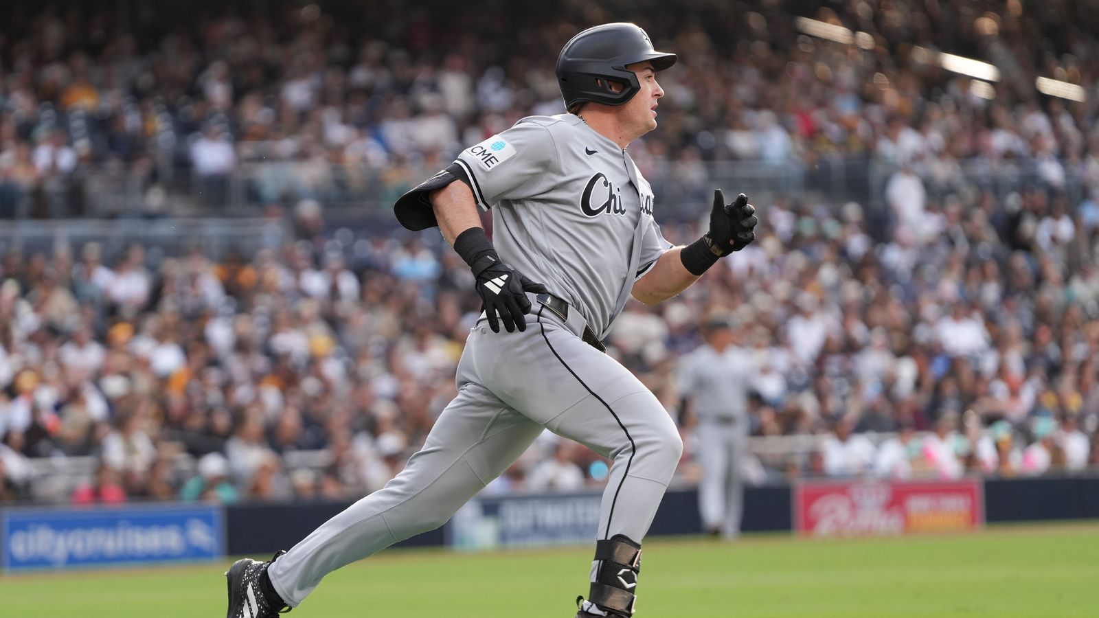 White Sox left fielder Sam Antonacci (17) runs to first base