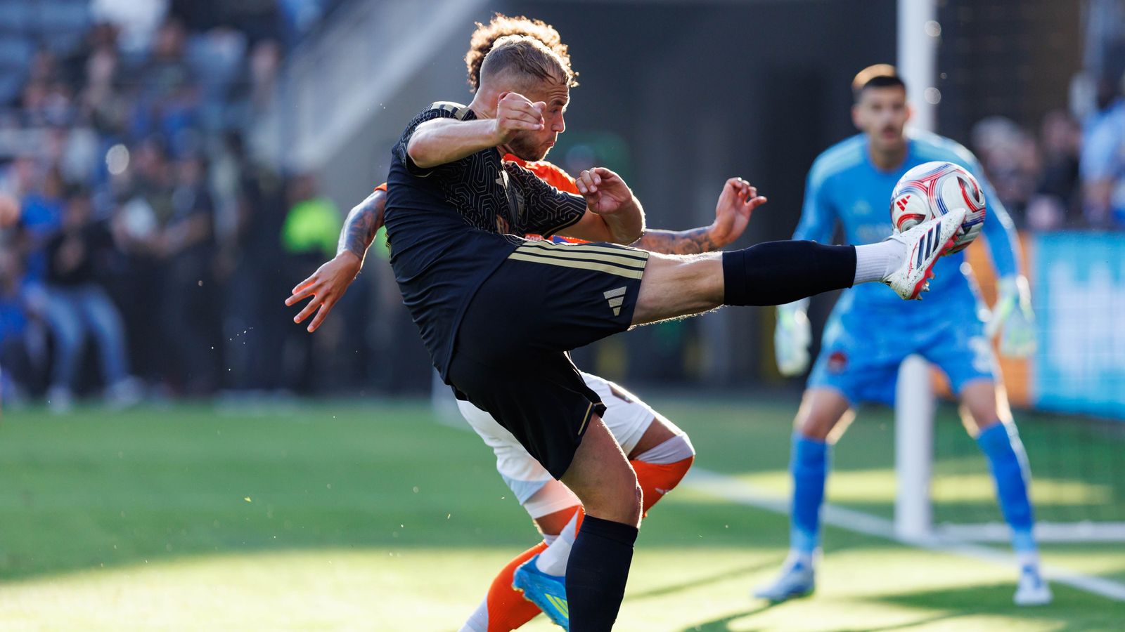 Ryan Porteous #5 of LAFC shoots the ball in match against Houston Dynamo FC