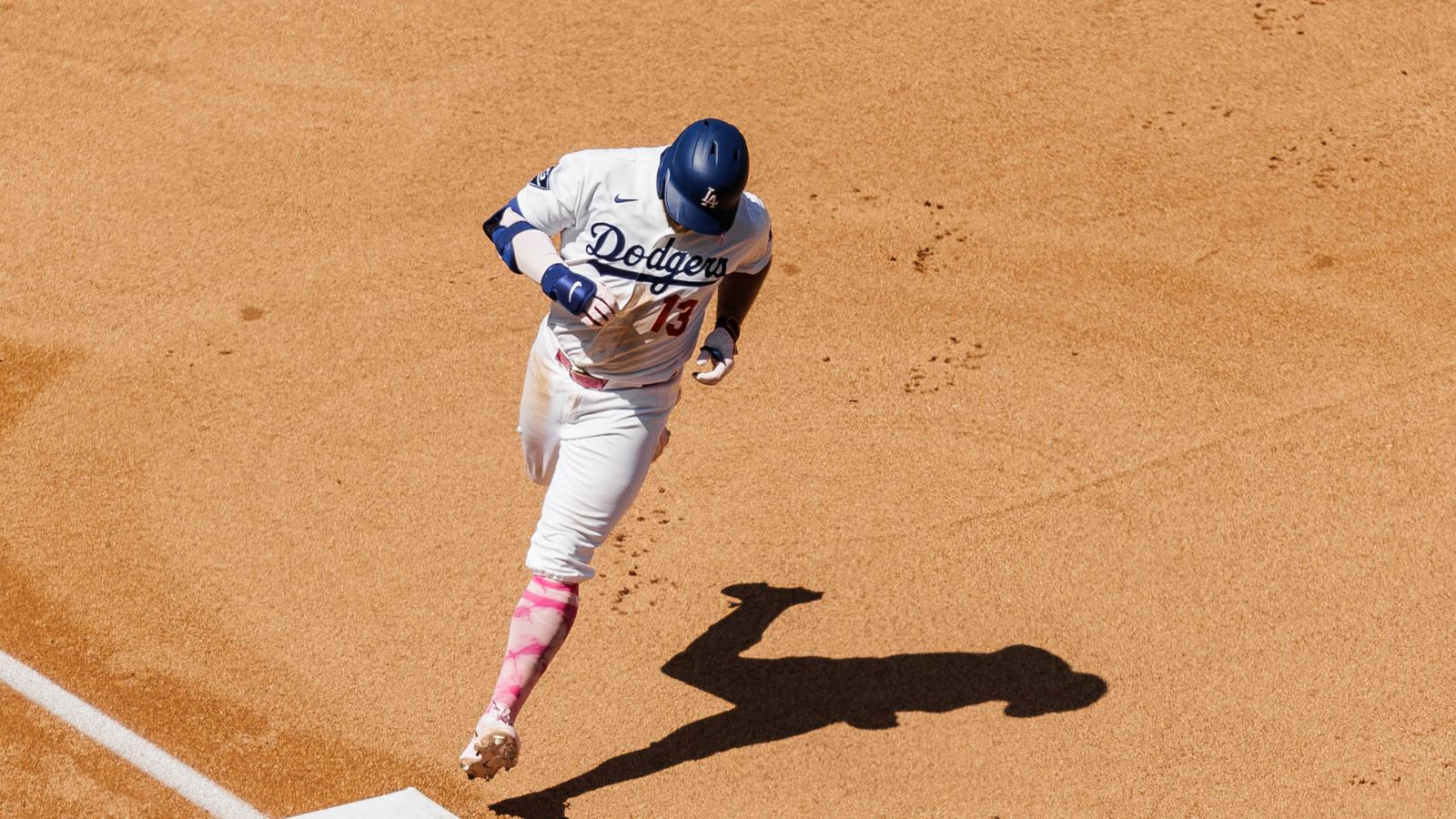 Max Muncy hits a home-run against the Braves.