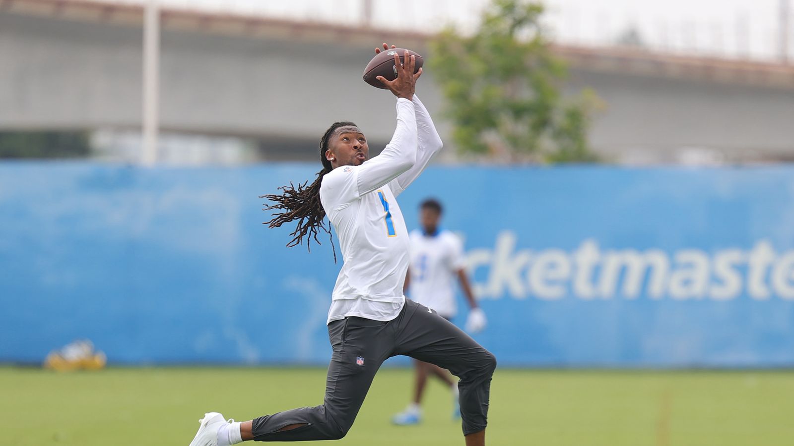 Quentin Johnson catches pass at Chargers OTA, May 8, 2026
