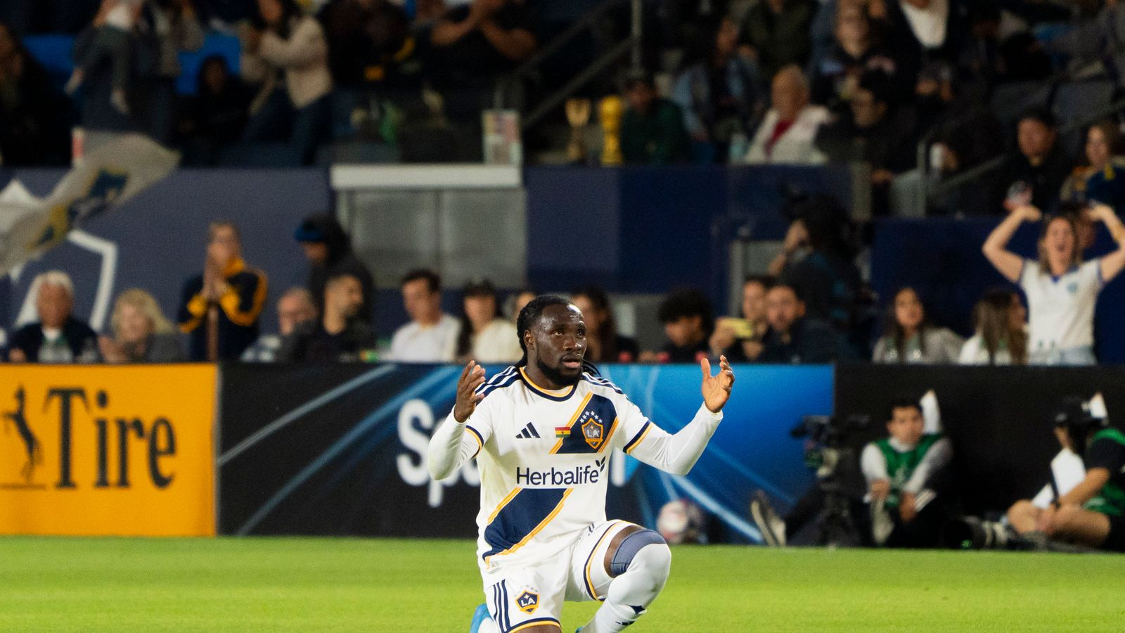 Joseph Paintsil celebrates his goal for LA Galaxy against Dynamo