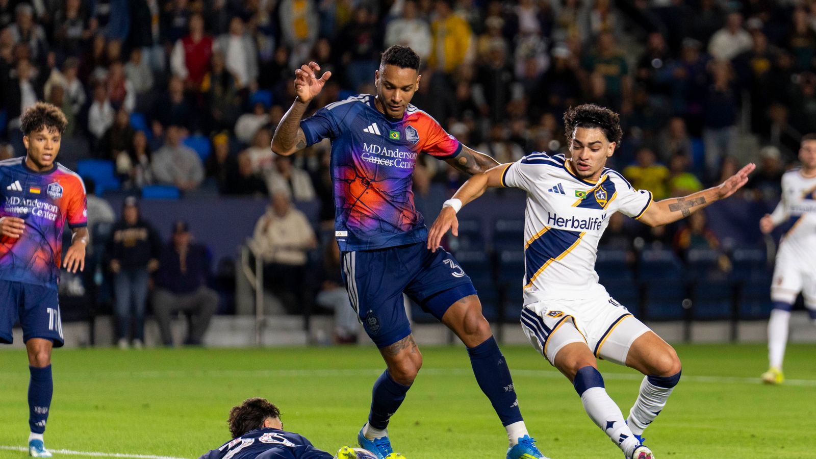 Matheus Nascimento in a tussle for the ball against Dynamo