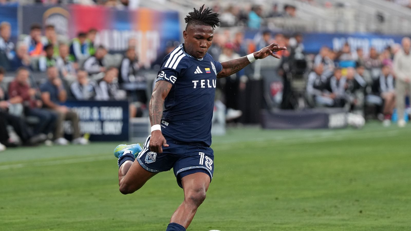 Édier Ocampo crosses the ball in MLS match