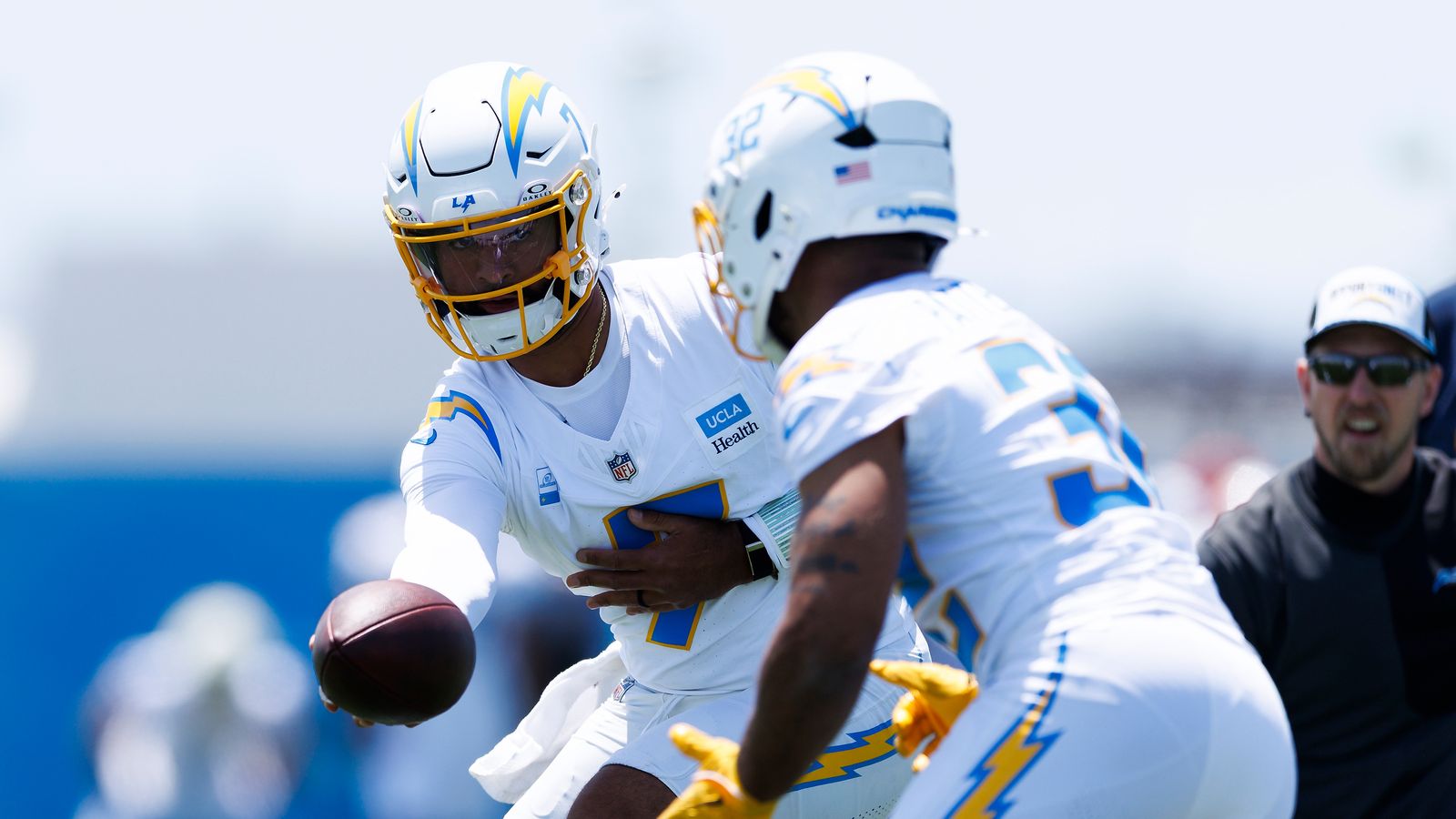 DJ Uiagalelei hands off to Jaret Patterson at Chargers OTA.