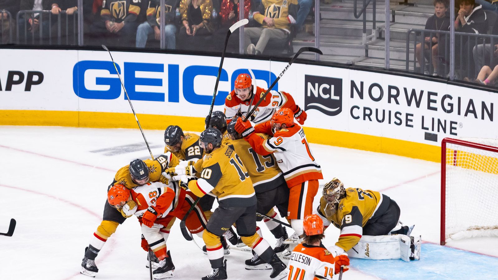Intense scrum between Ducks and Golden Knights players in playoffs