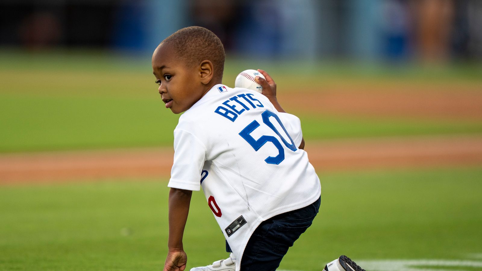 Mookie Betts' son warms up before Dodgers vs. Orioles game