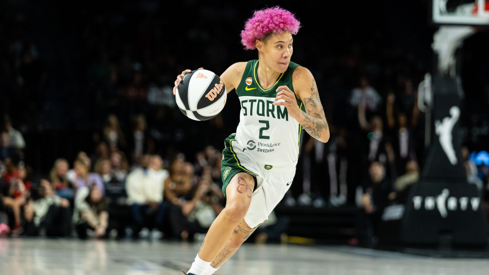 Natisha Hiedeman dribbles upcourt, Las Vegas vs. Seattle