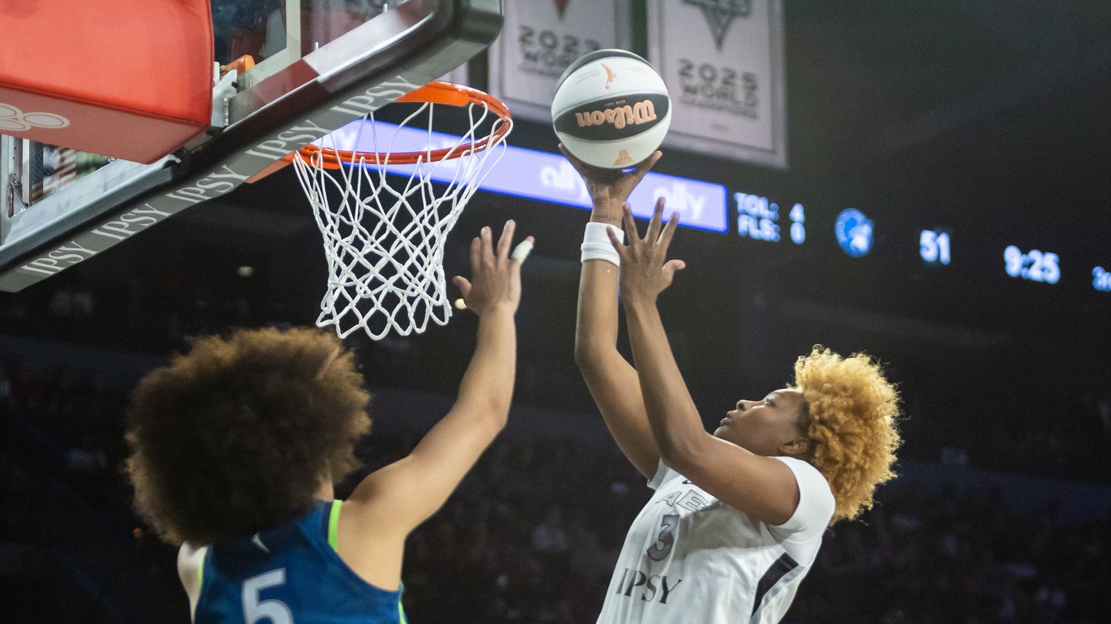 NaLyssa Smith makes a lay-up in a close WNBA game
