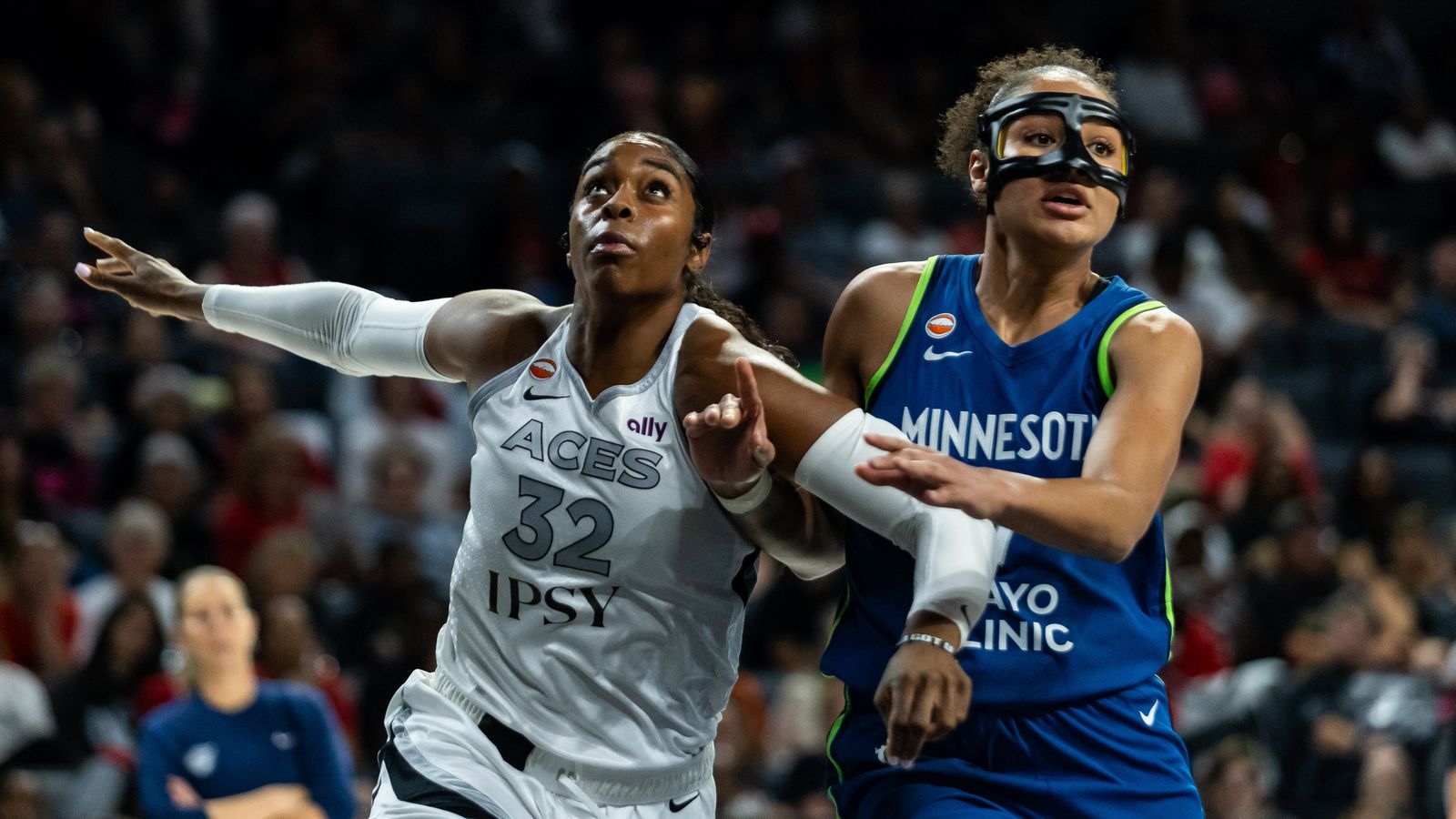 Cheyenne Parker-Tyus boxes out Anastasiia Olairi Kosu