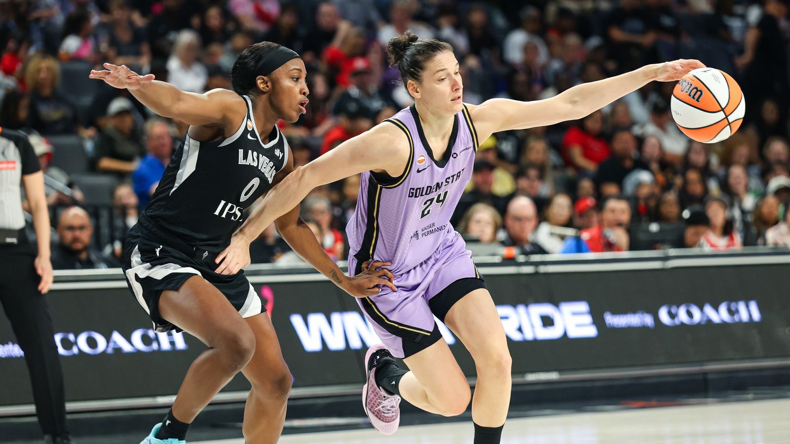 Cecilia Zandalasani defends against Jackie Young.