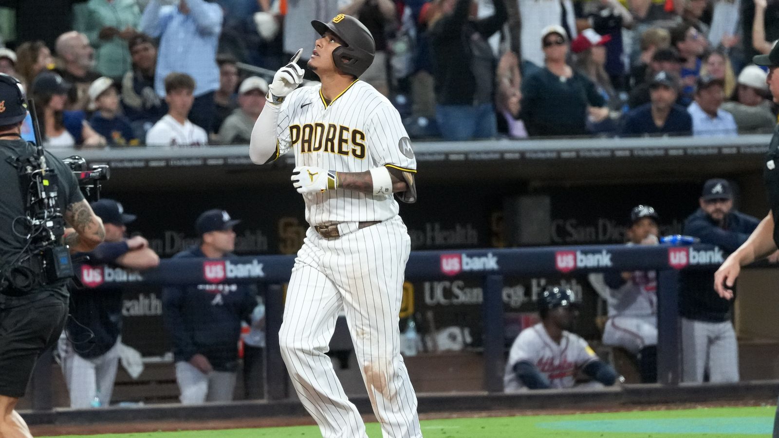 Manny Machado's jubilant home run celebration