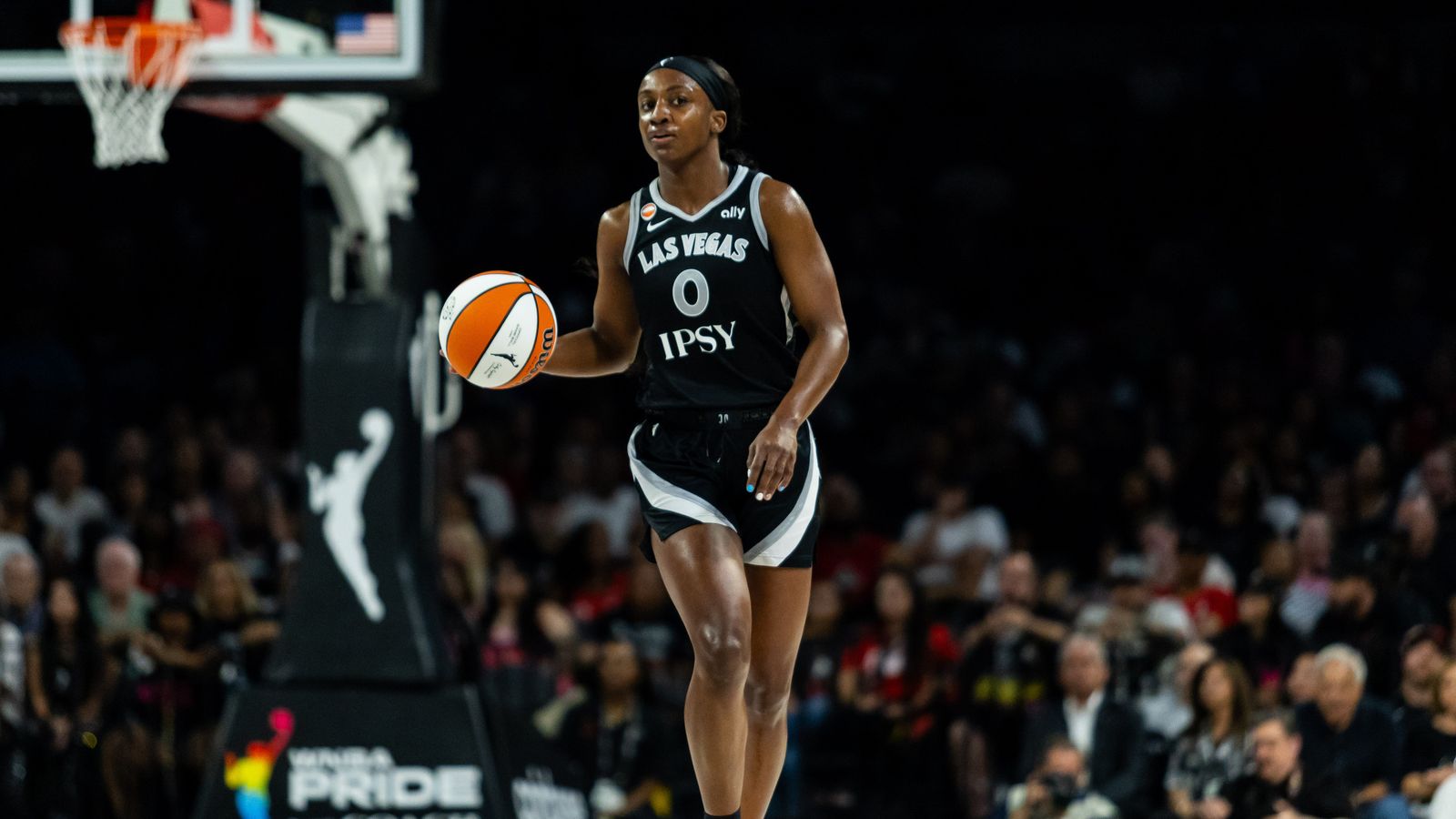 Jackie Young dribbles upcourt in WNBA game, Aces vs Liberty.