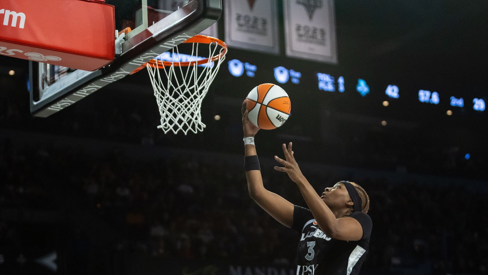 NaLyssa Smith attempts a lay-up, Aces vs Liberty.